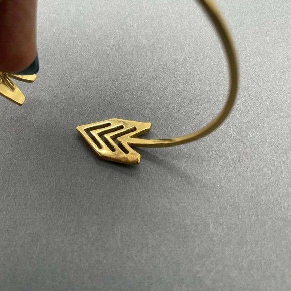Gorjana Arrow Tail Feather Chevron Cuff Bracelet Gold Tone Adjustable - Picture 3 of 4
